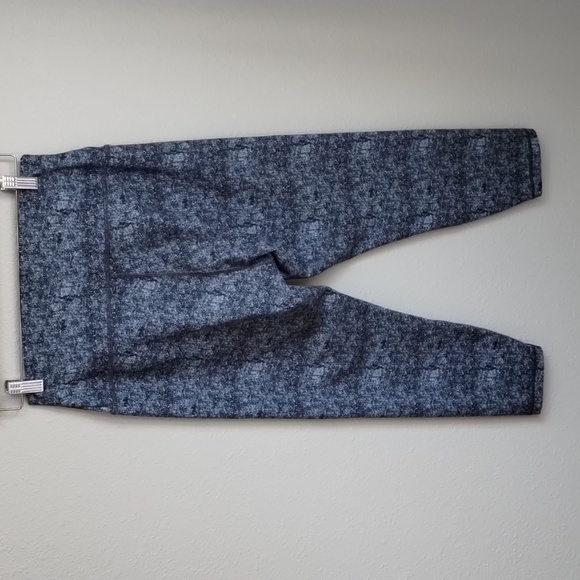 PELOTON LIKE NEW BLUE CAPRI LEGGINGS SIZE LARGE - Picture 5 of 7